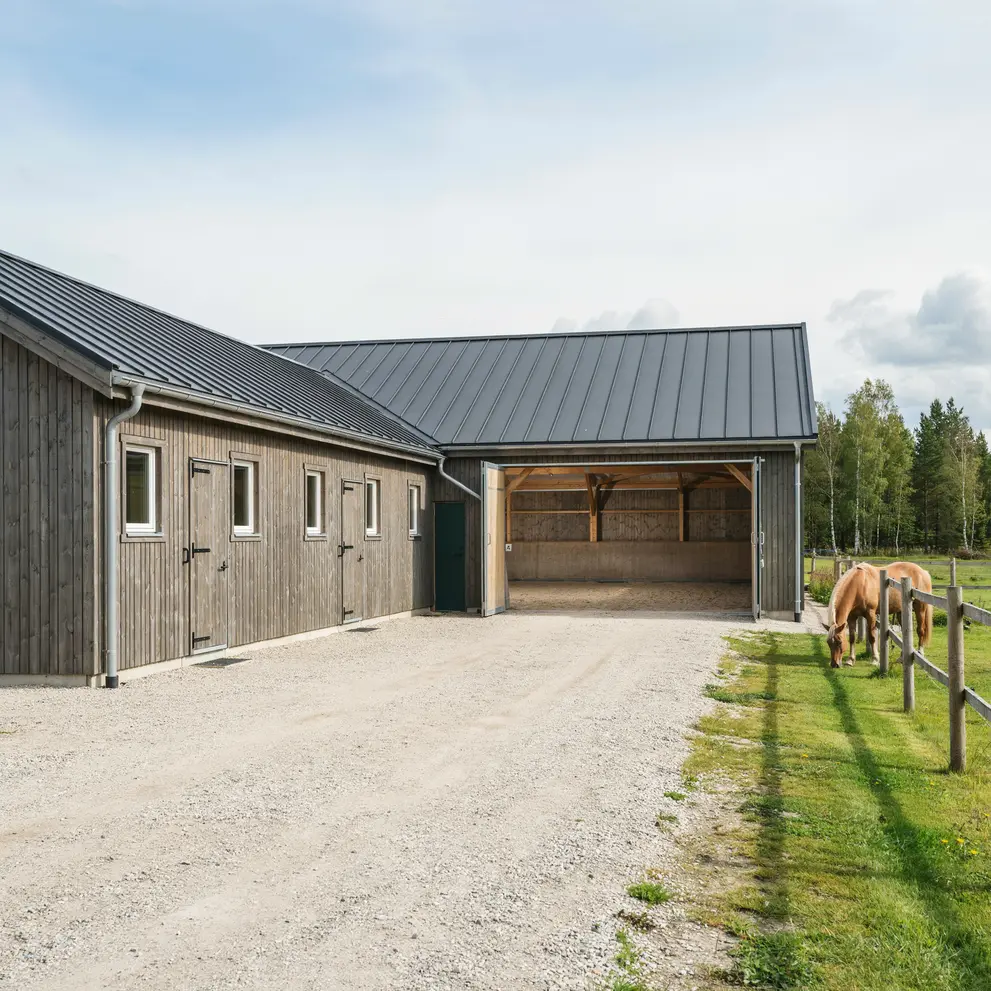 bygga stall ridhus sormland